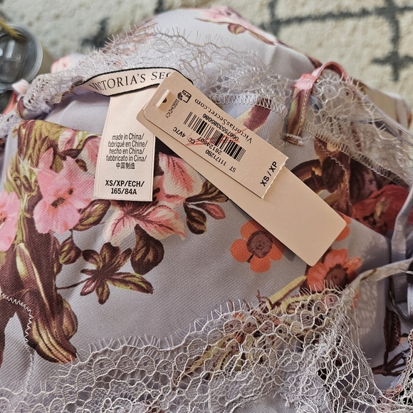Victoria's Secret Floral Slip Xs - Picture 5 of 5